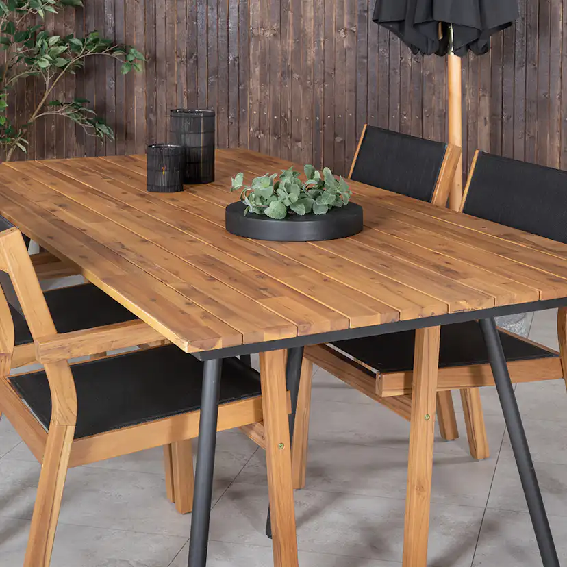 Matgrupp Venture Home Chane med 4 Vum Stapelbara Matstolar