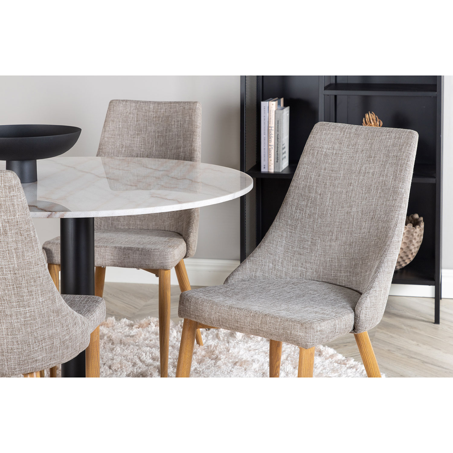 Matgrupp Venture Home Estelle med 4 Leone stolar