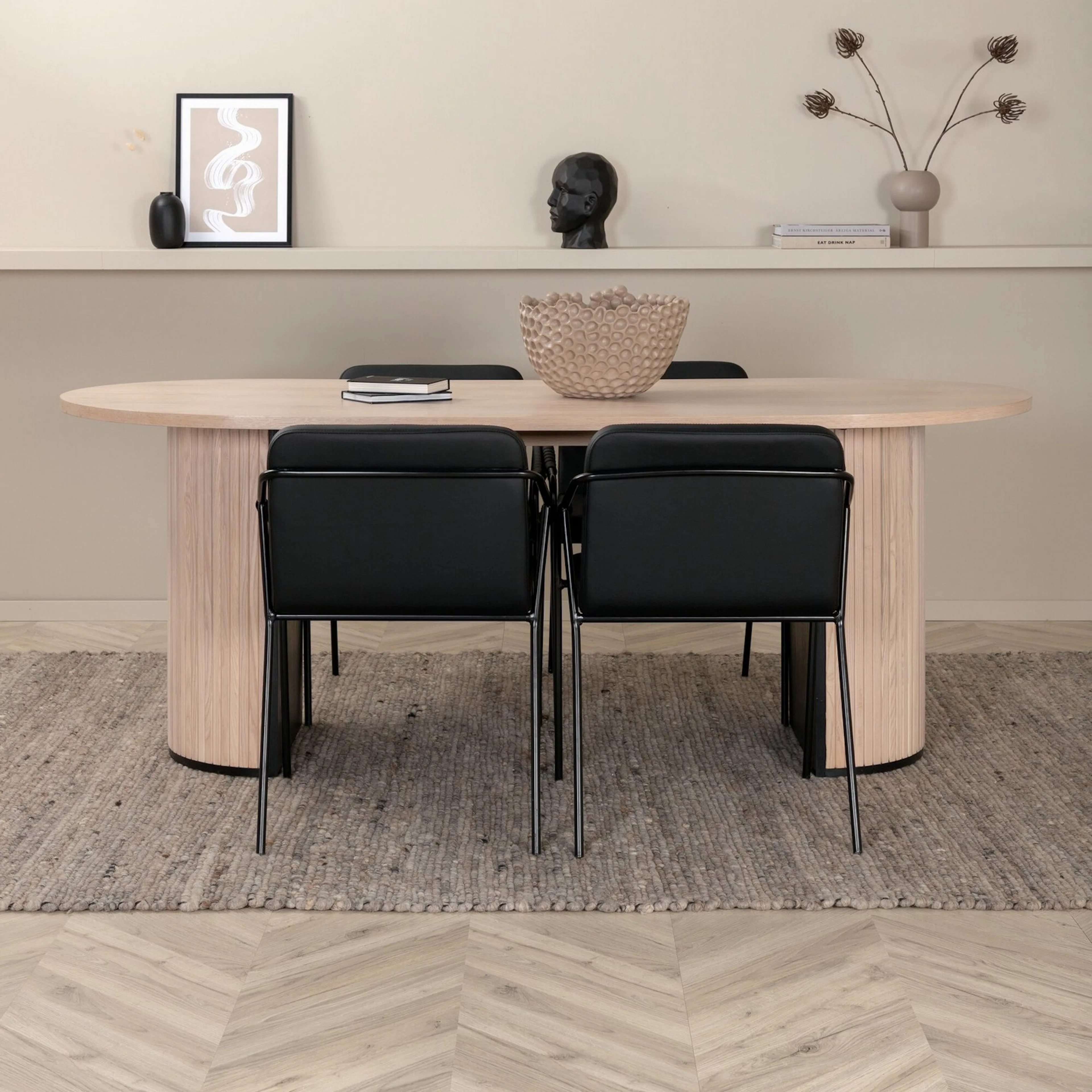 Matgrupp Venture Home med Ovalt Bianca Matbord och 4 Tjärö Matstolar