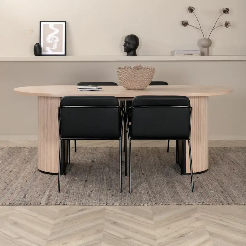 Matgrupp Venture Home med Ovalt Bianca Matbord och 4 Tjärö Matstolar