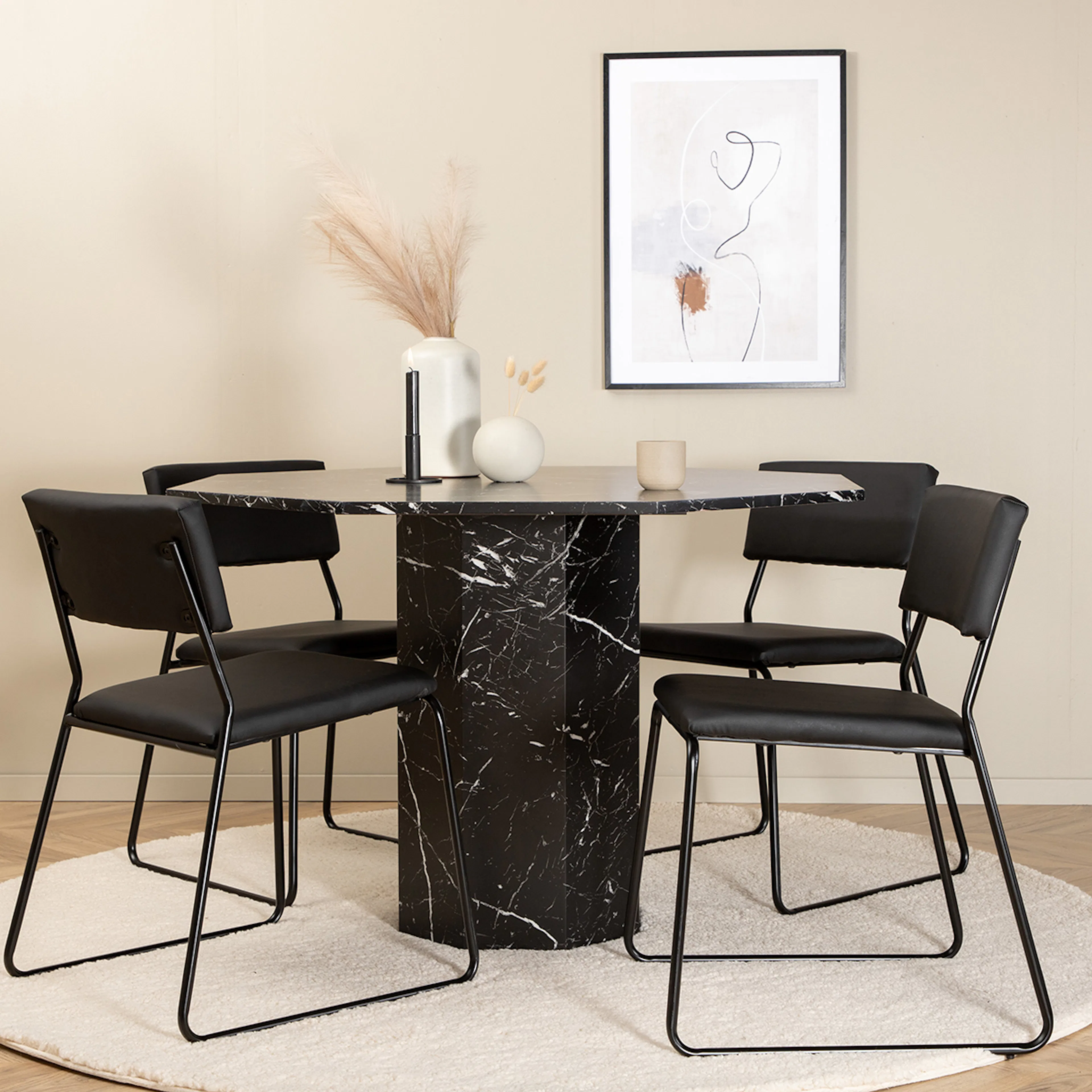 Matgrupp Venture Home Monte Carlo matbord och Kungshamn matstol