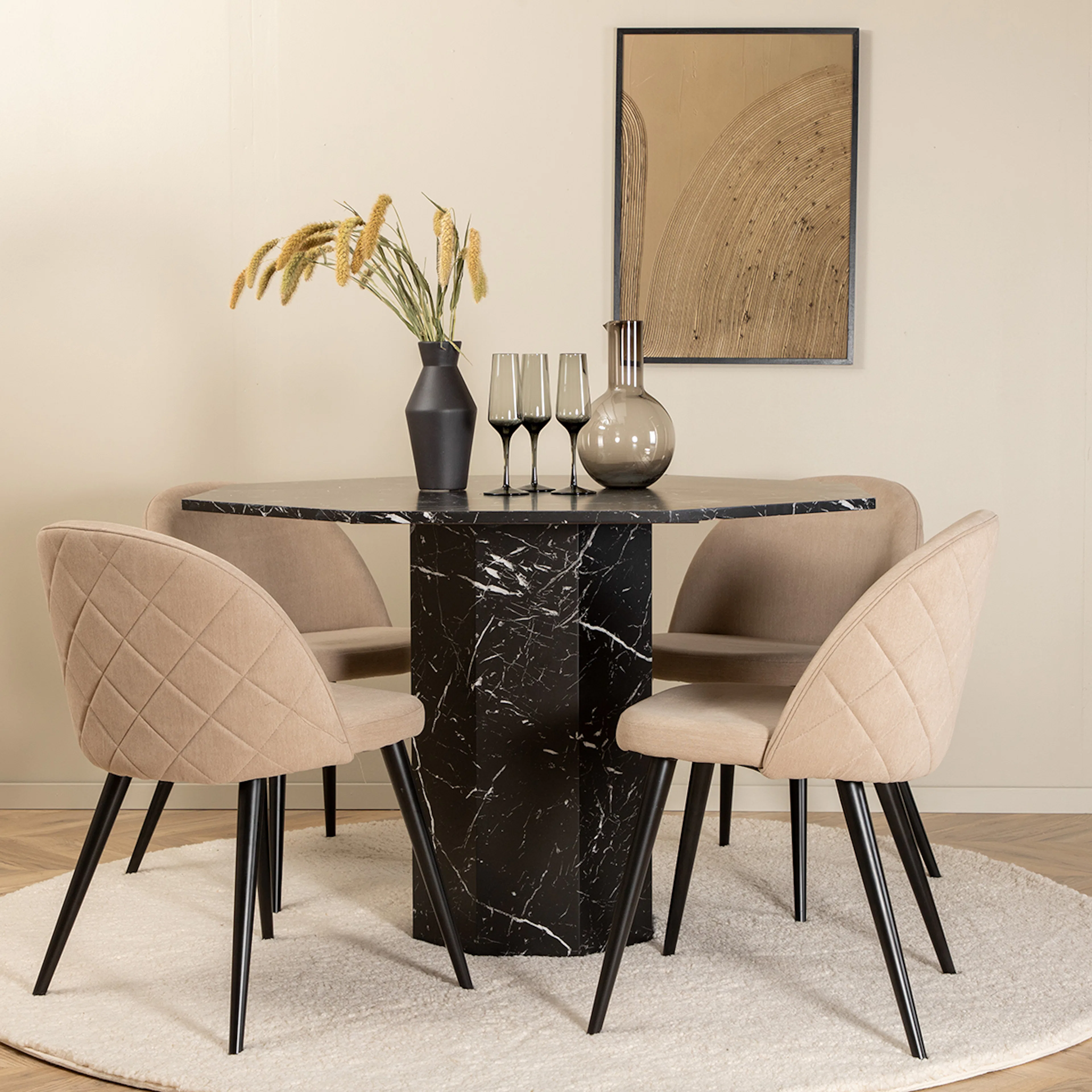 Matgrupp Venture Home Monte Carlo matbord och Valentina Stitcthes matstol