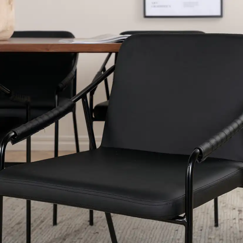 Matgrupp Venture Home Chicago matbord och Tjärö matstol Brun