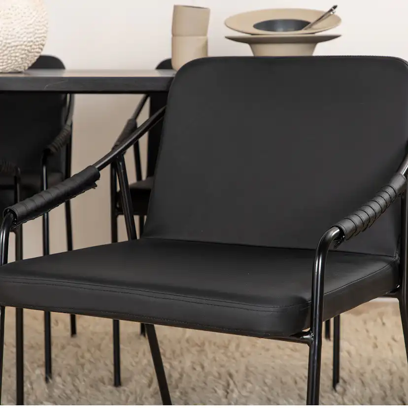 Matgrupp Venture Home Chicago matbord och Tjärö matstol Svart