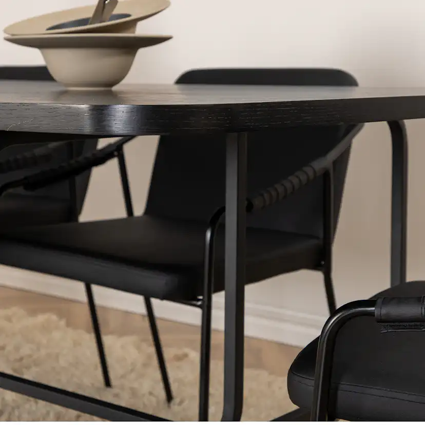 Matgrupp Venture Home Chicago matbord och Tjärö matstol Svart