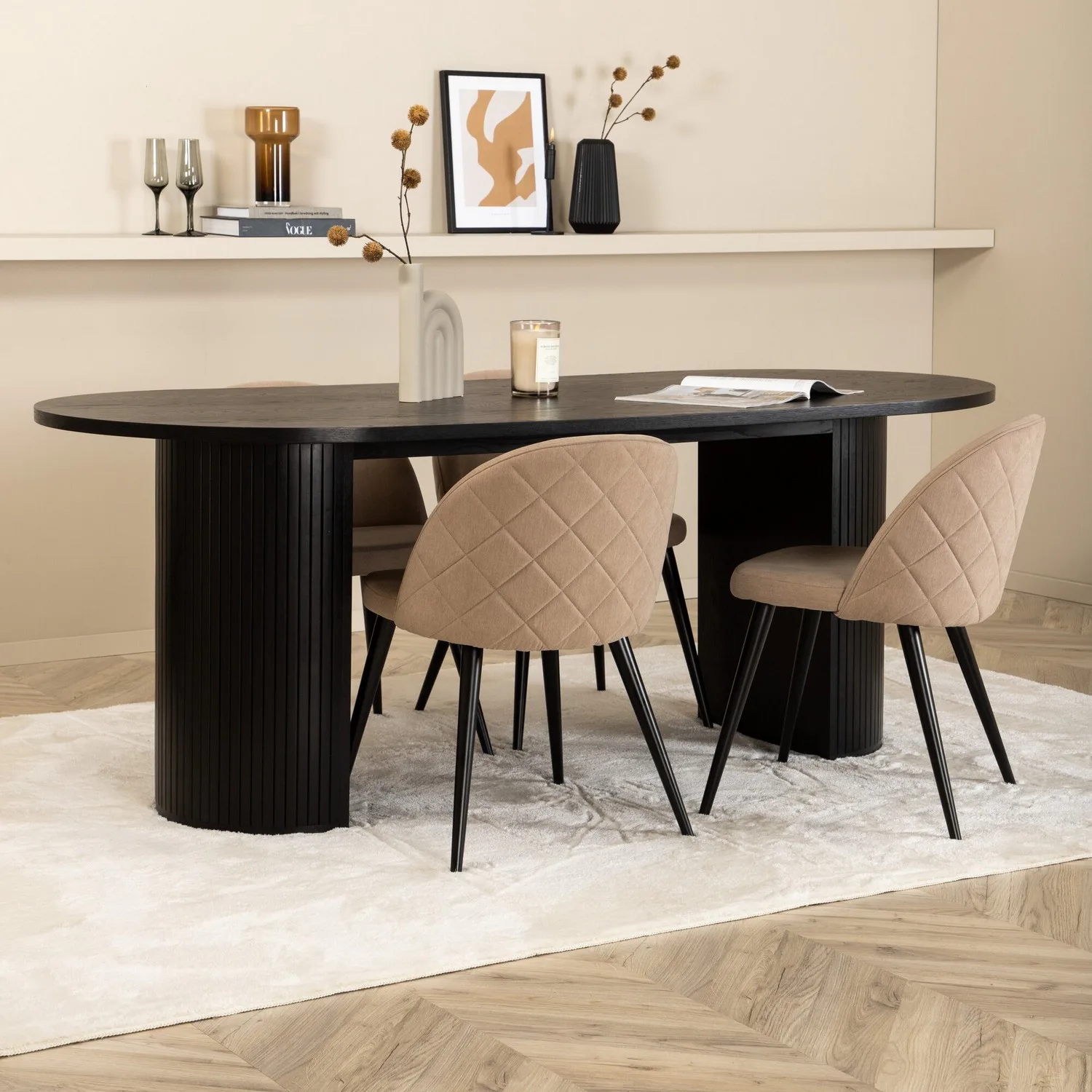 Matgrupp Venture Home Bianca med 4 Valentina Svart Stitcthes Stolar