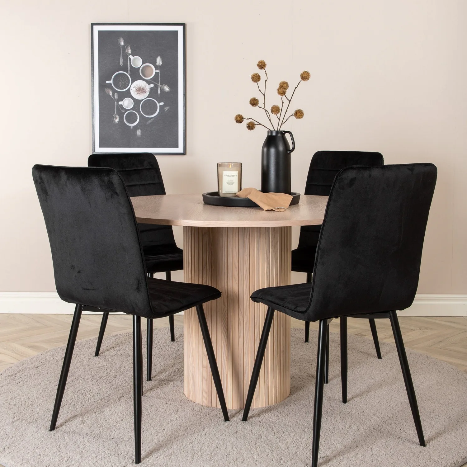 Matgrupp Venture Home med Bianca Matbord och 4 Walerina Matstolar i Sammet