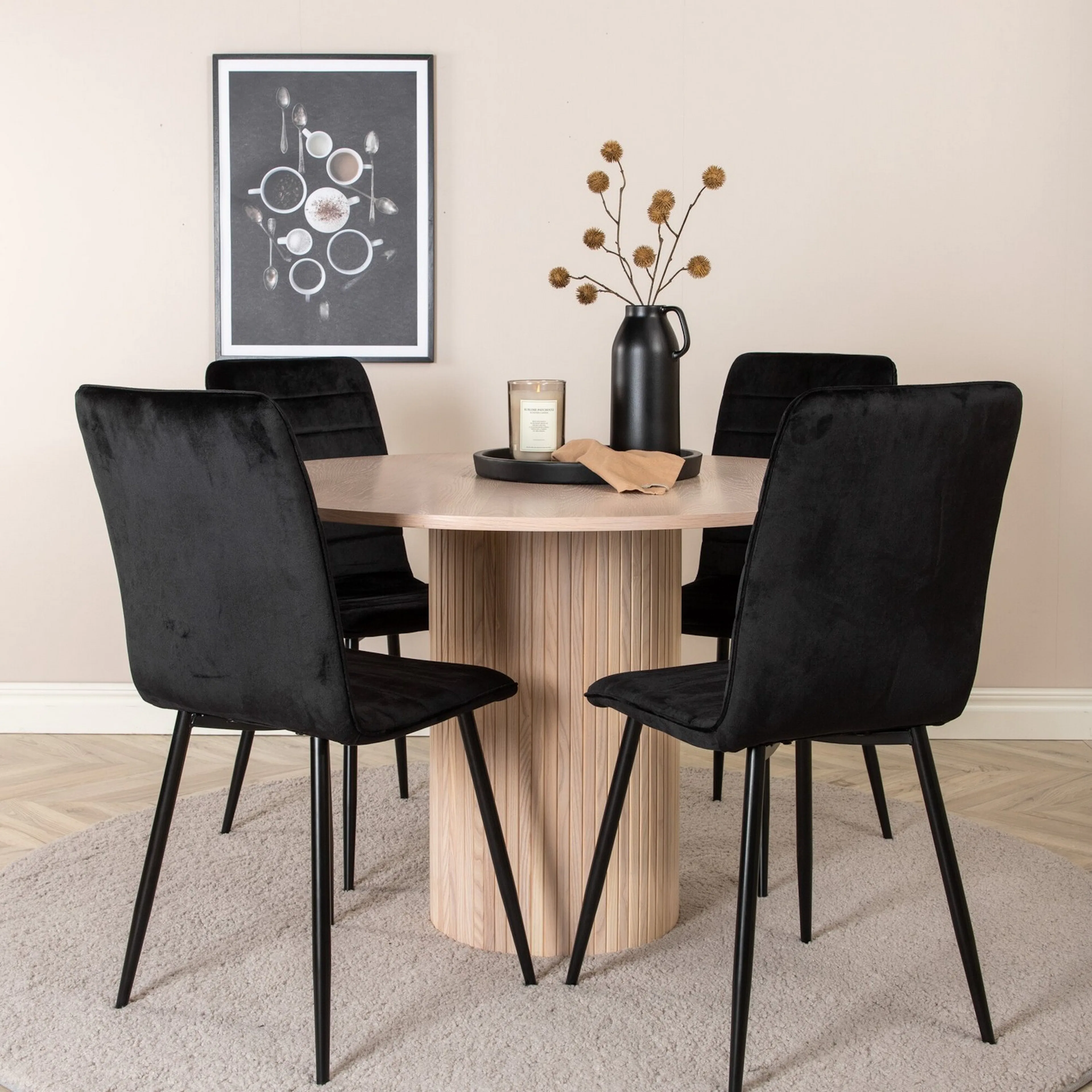 Matgrupp Venture Home med Bianca Matbord och 4 Walerina Matstolar i Sammet