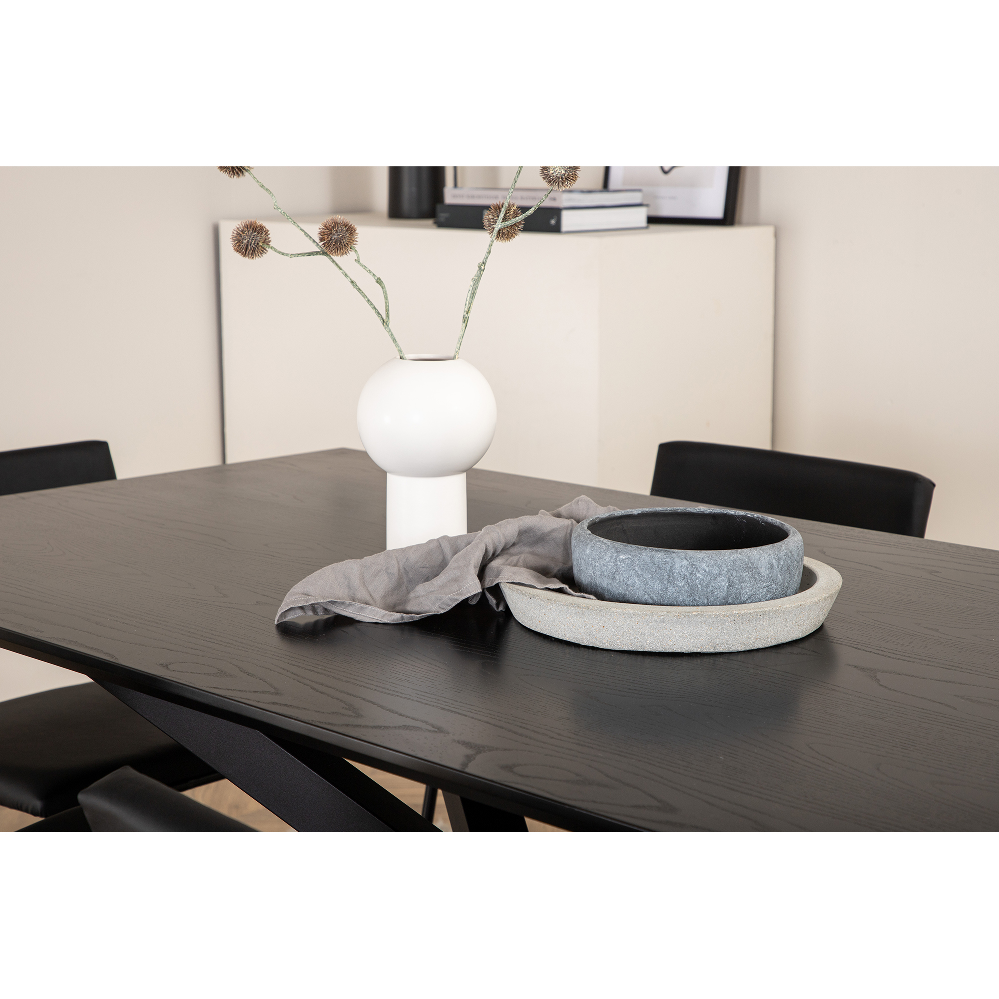 Matgrupp Venture Home med Piata Matbord och 6 Kungshamn Matstolar i Konstläder