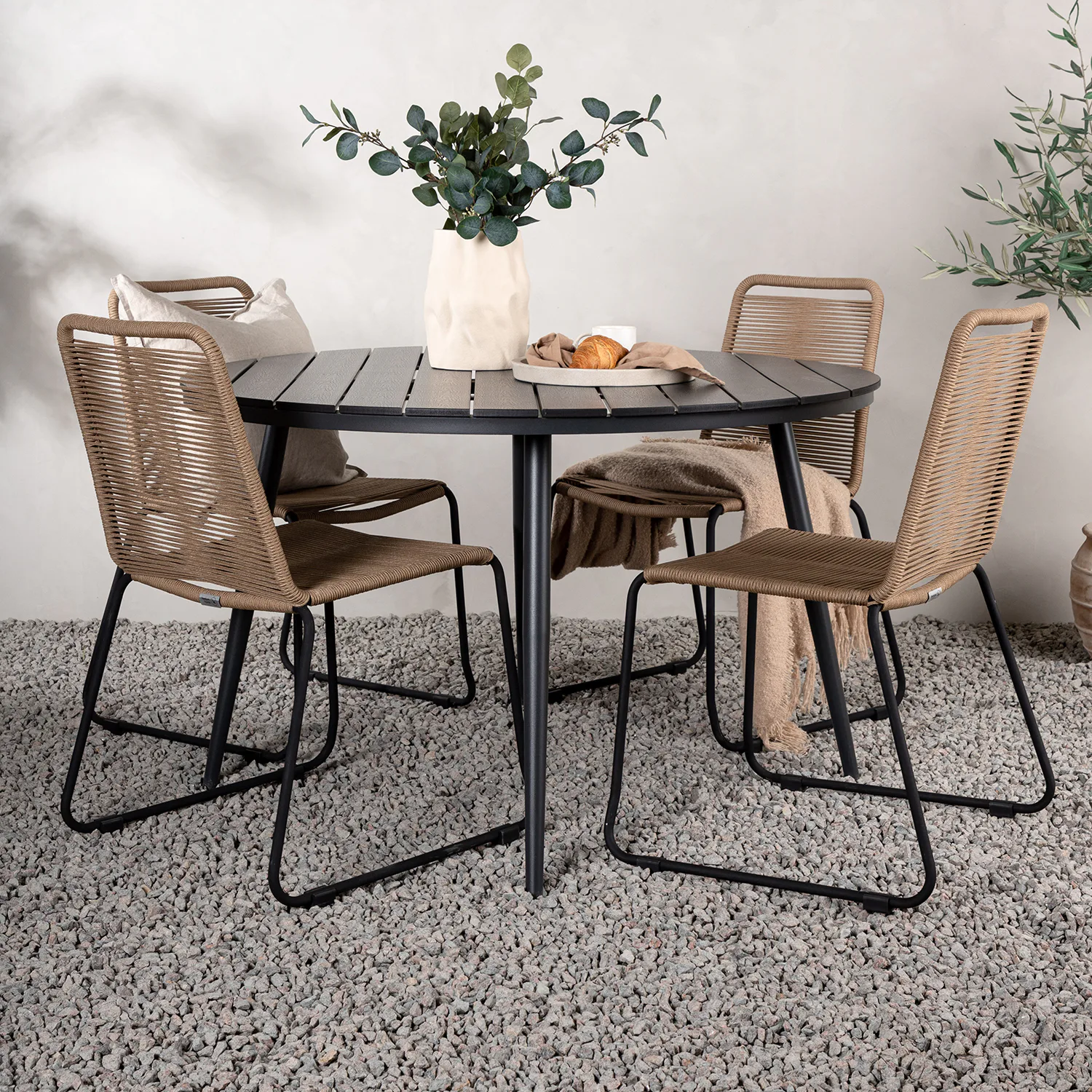 Matgrupp Utomhus Venture Home Break Ø120 med 6 Lindos StapelTrädgårdsstolar