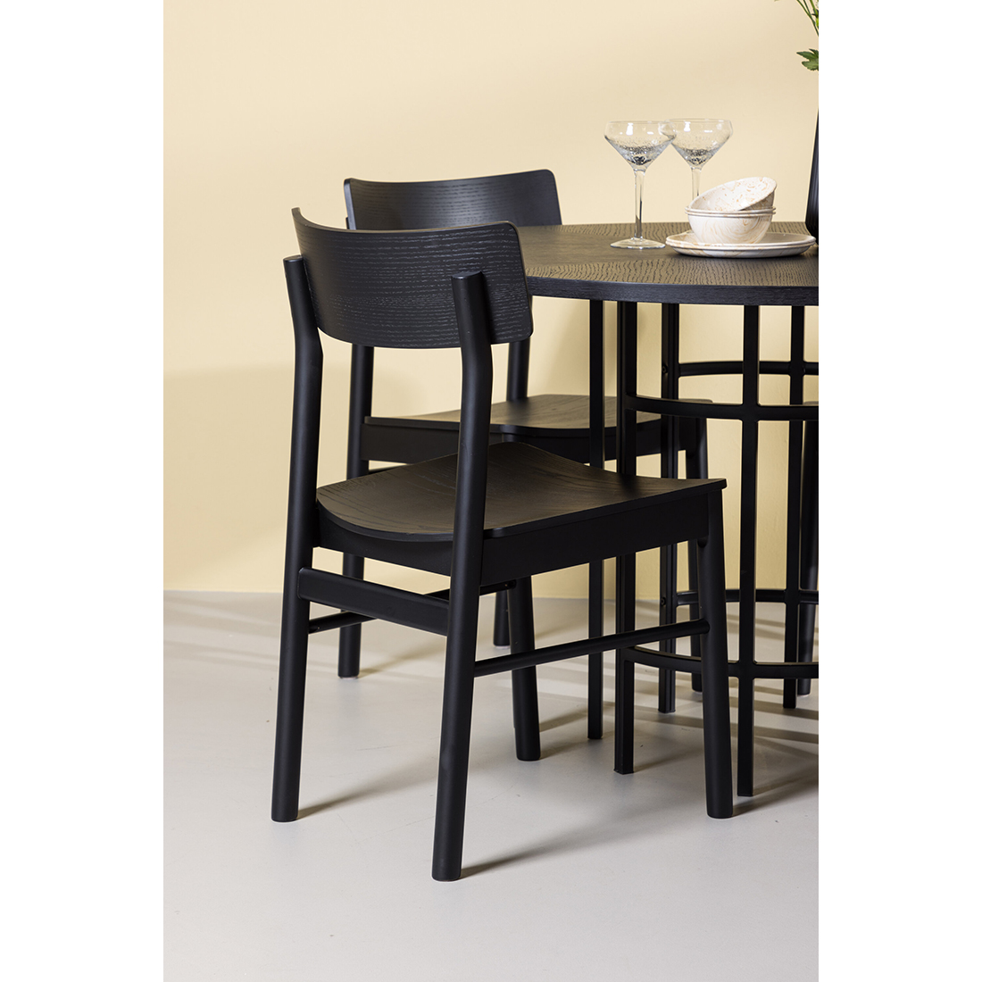 Matgrupp Venture Home Copenhagen med 4st Montros Matstolar