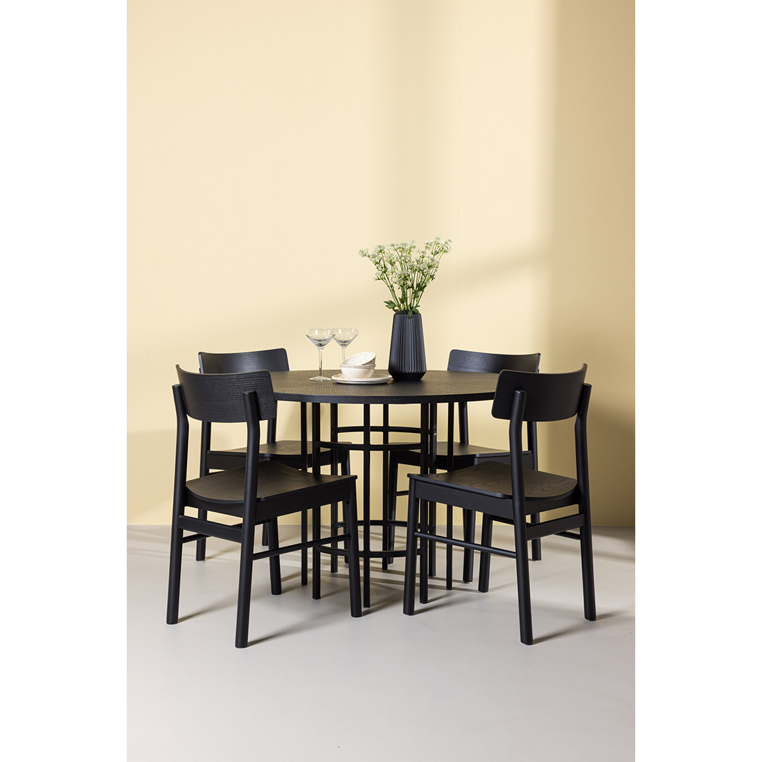 Matgrupp Venture Home Copenhagen med 4st Montros Matstolar