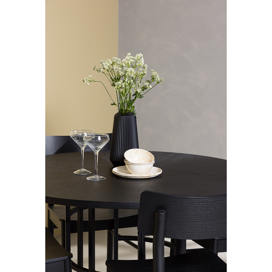 Matgrupp Venture Home Copenhagen med 4st Montros Matstolar