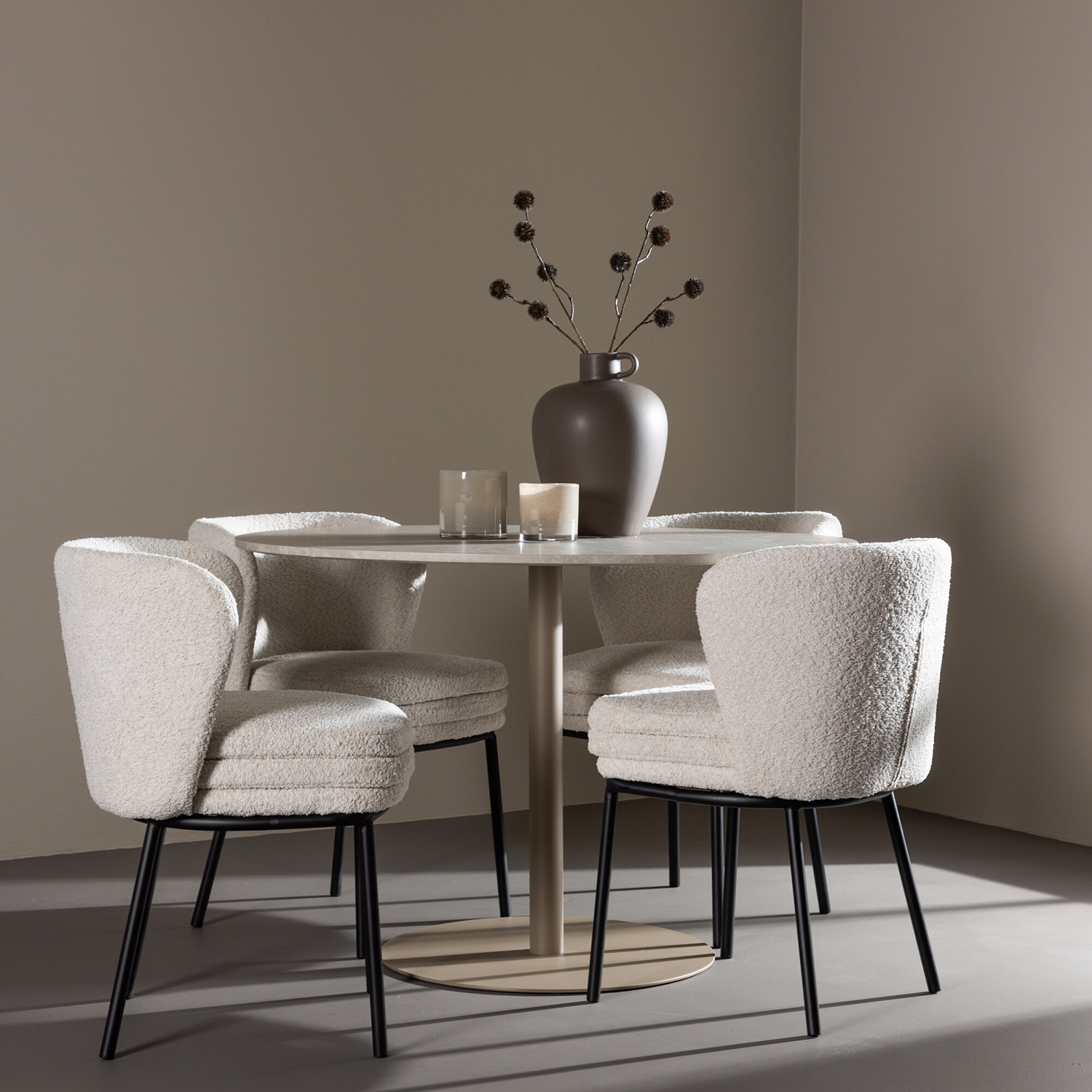 Matgrupp Venture Home Lycke Ø110 med 4 st Agnes Stolar