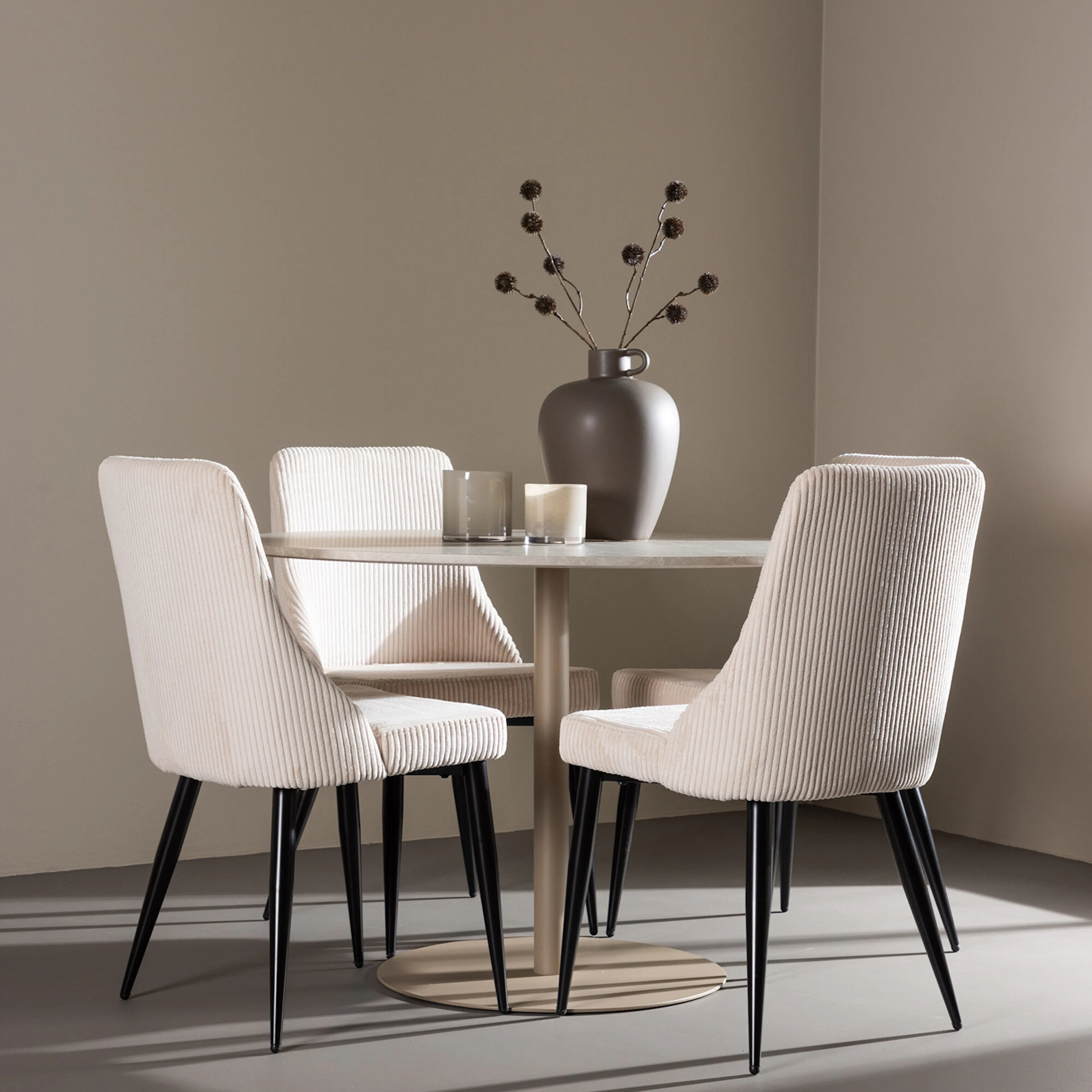 Matgrupp Venture Home Lycke Ø110 med 4 st Leone Stolar