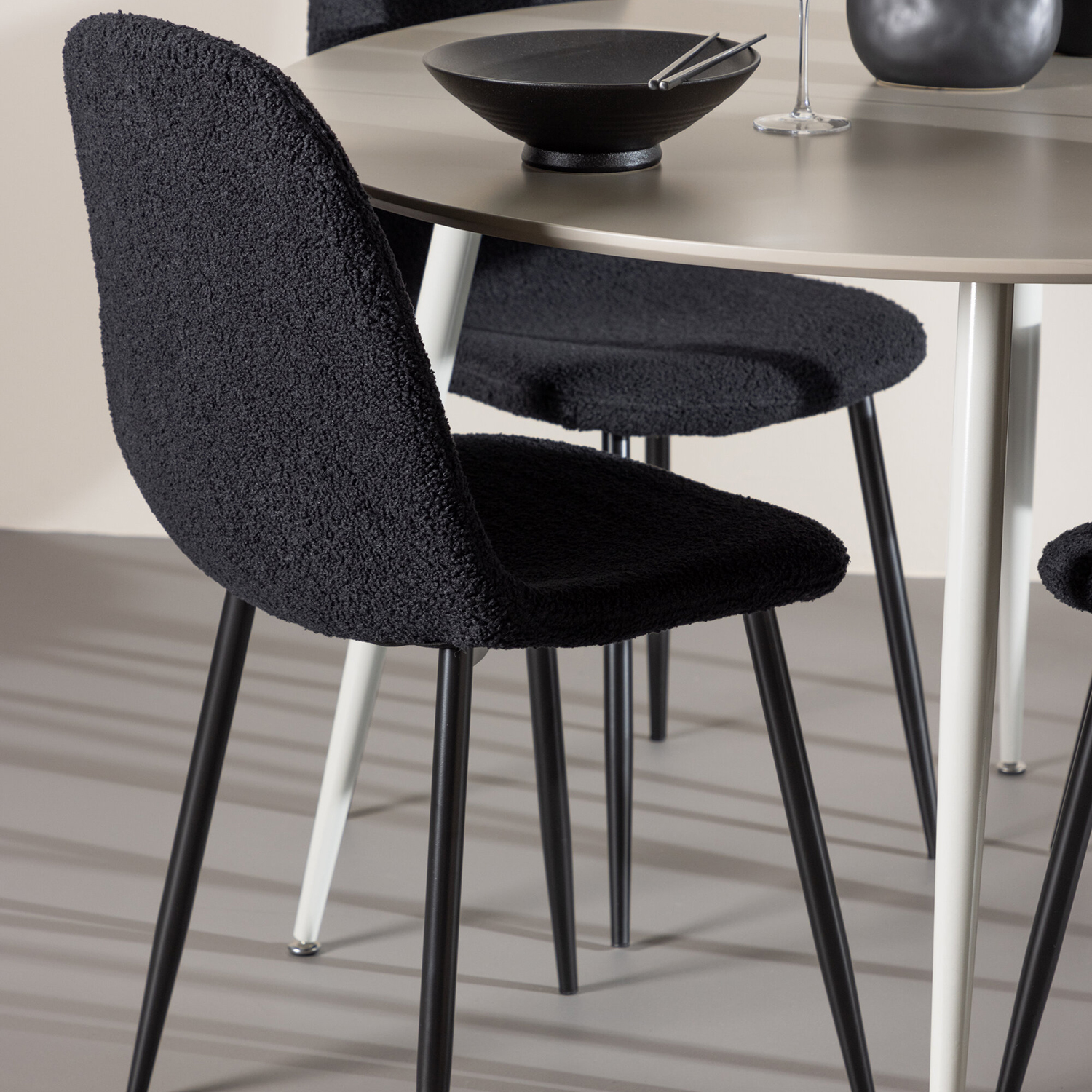 Matgrupp Venture Home Plaza Ø120 med 4 st Polar Stolar Teddy