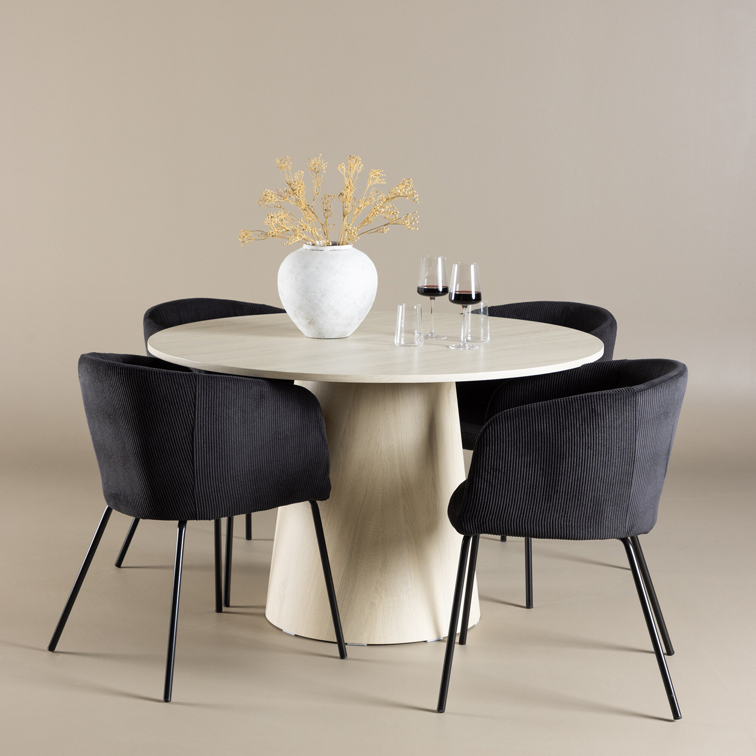 Matgrupp Venture Home Lanzo Ø120 med 4 st Berit Stolar