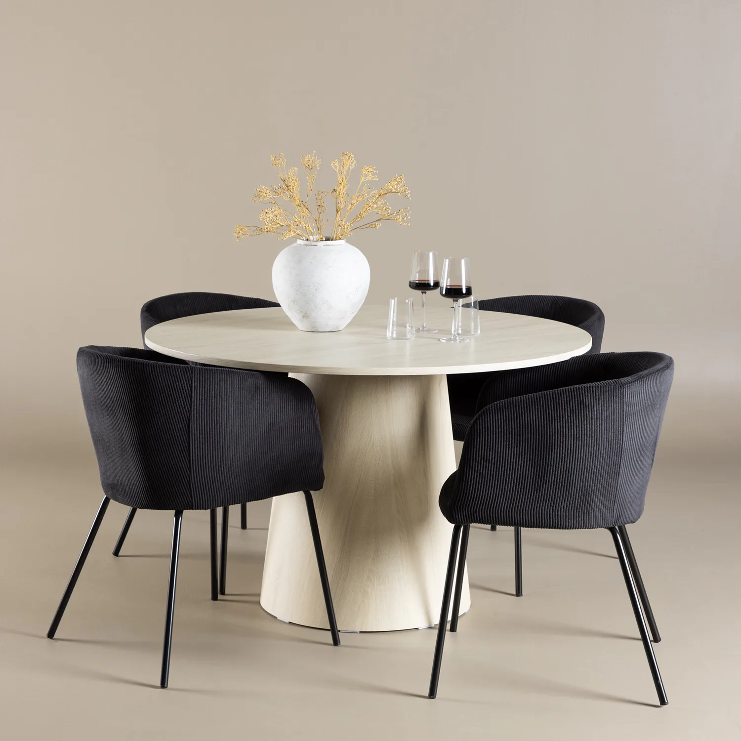 Matgrupp Venture Home Lanzo Ø120 med 4 st Berit Stolar