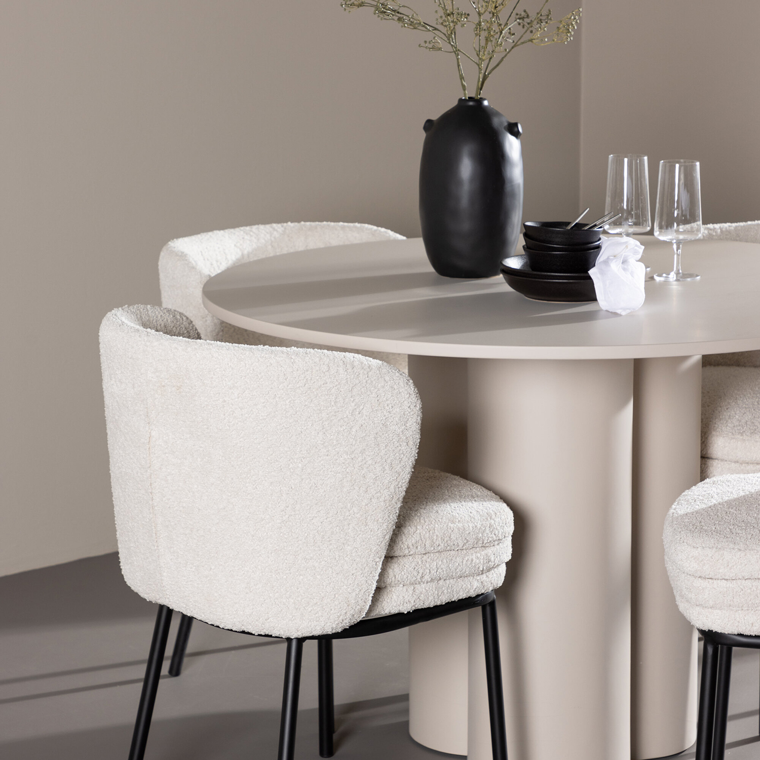 Matgrupp Venture Home Olivia Ø110 med 4 st Agnes Stolar