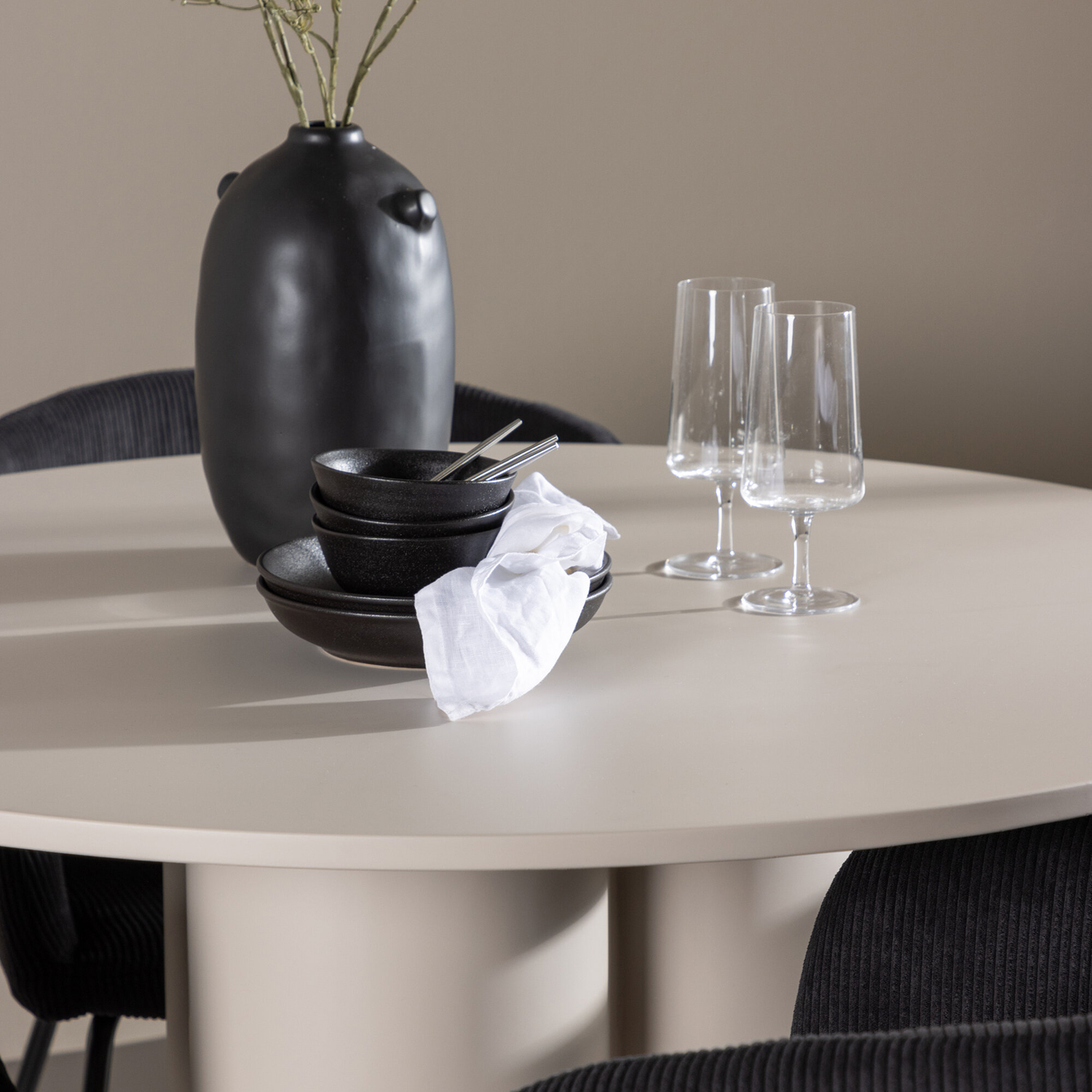 Matgrupp Venture Home Olivia Ø110 med 4 st Berit Stolar