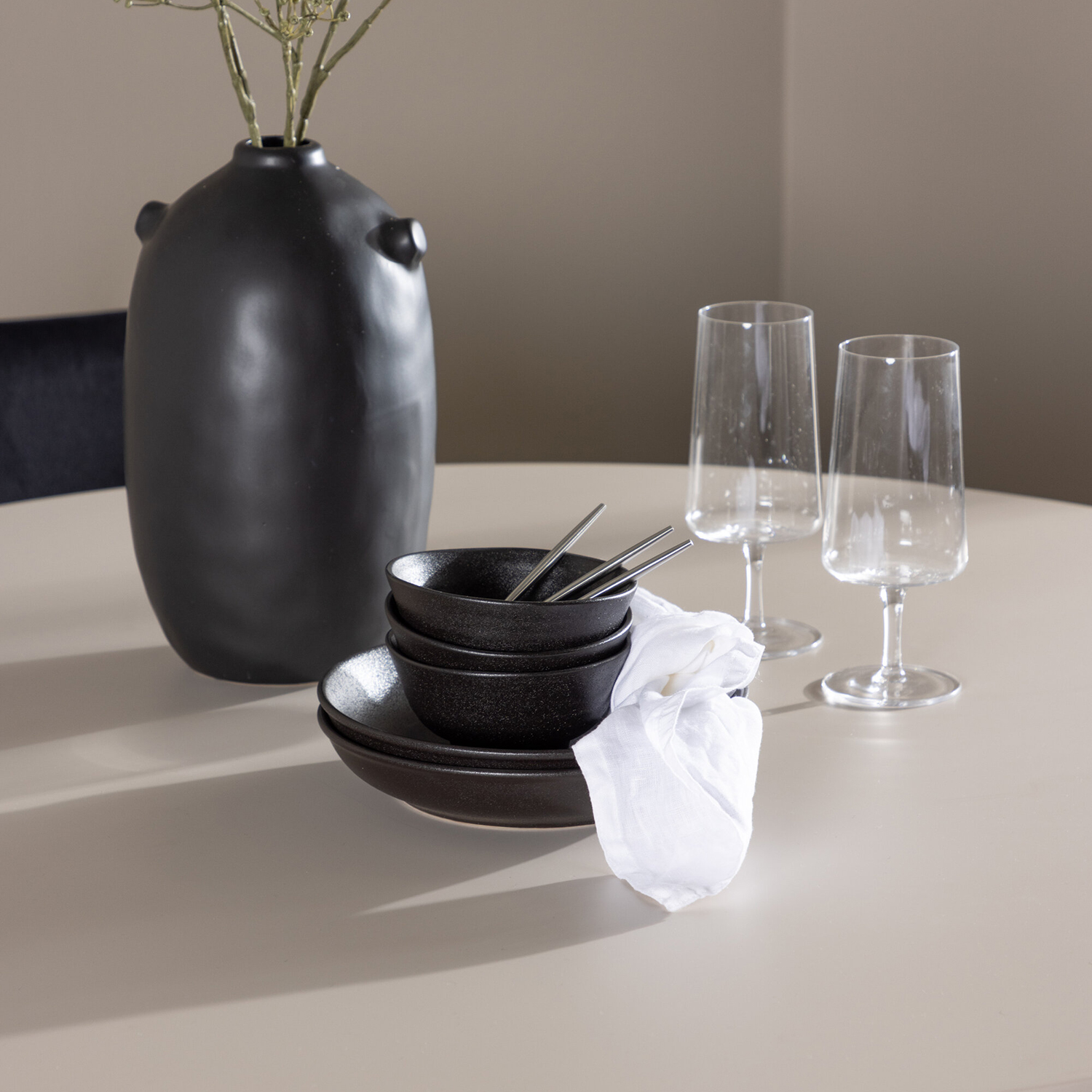 Matgrupp Venture Home Olivia Ø110 med 4 st Night Stolar