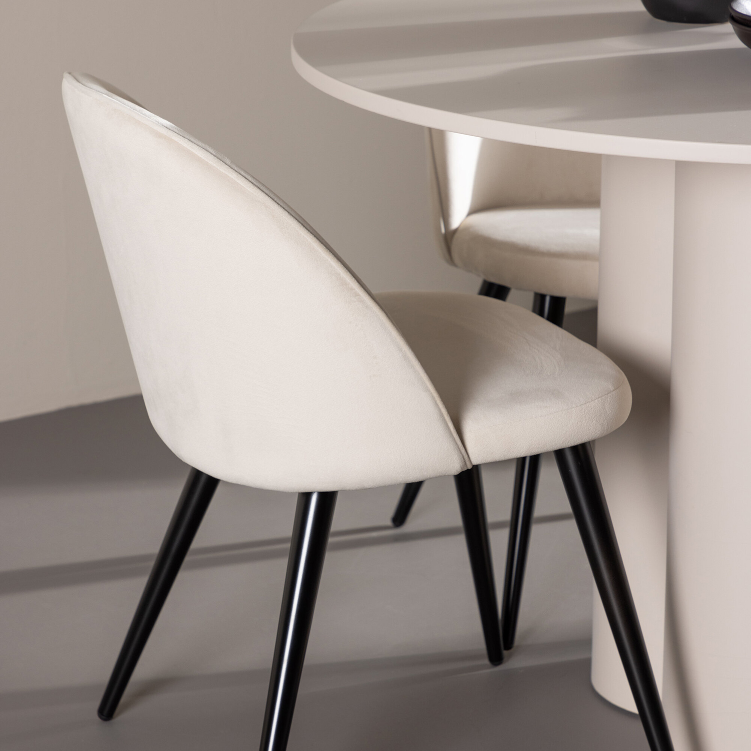 Matgrupp Venture Home Olivia Ø110 med 4 st Velvet Stolar