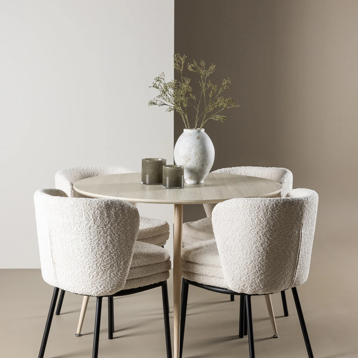 Matgrupp Venture Home Plaza Ø100 med 4 st Agnes Stolar