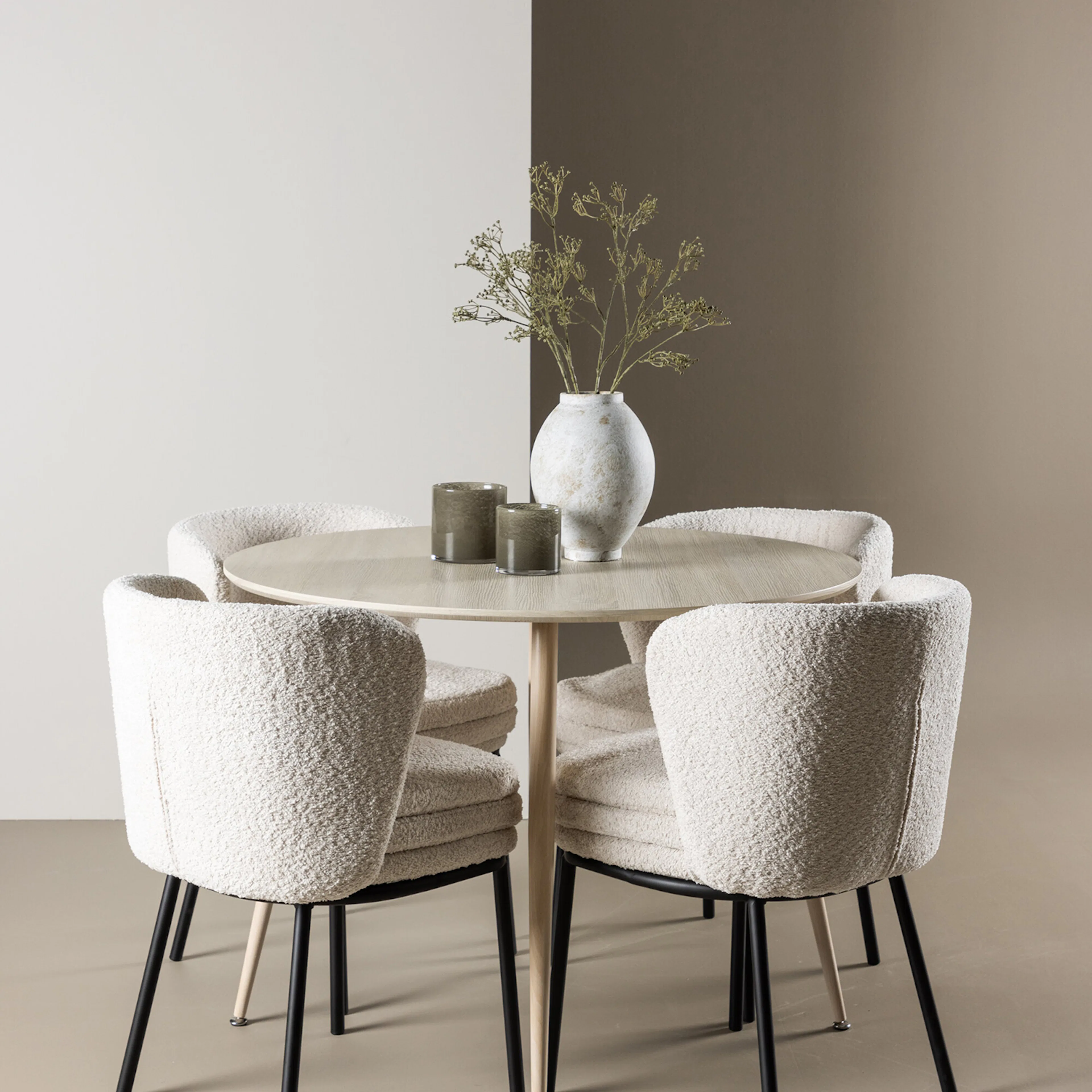 Matgrupp Venture Home Plaza Ø100 med 4 st Agnes Stolar