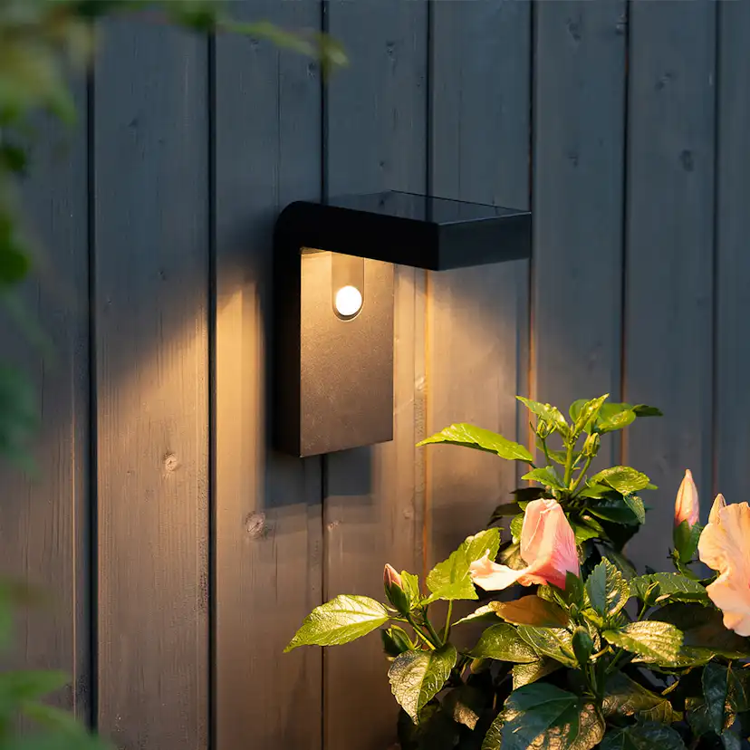 Solcells-vägglykta Star Trading Vici 300/30Lm MotionTwilight