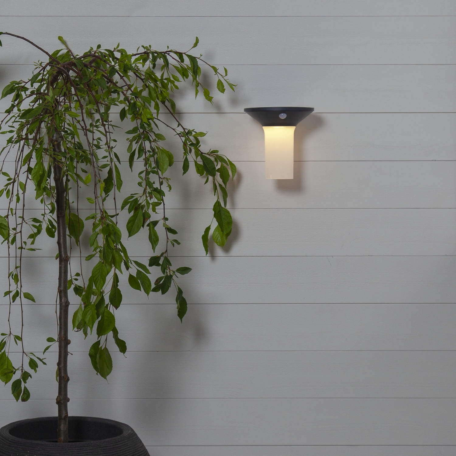 Solcells-vägglykta Star Trading Valta 400/15Lm Sensor MotionTwilight