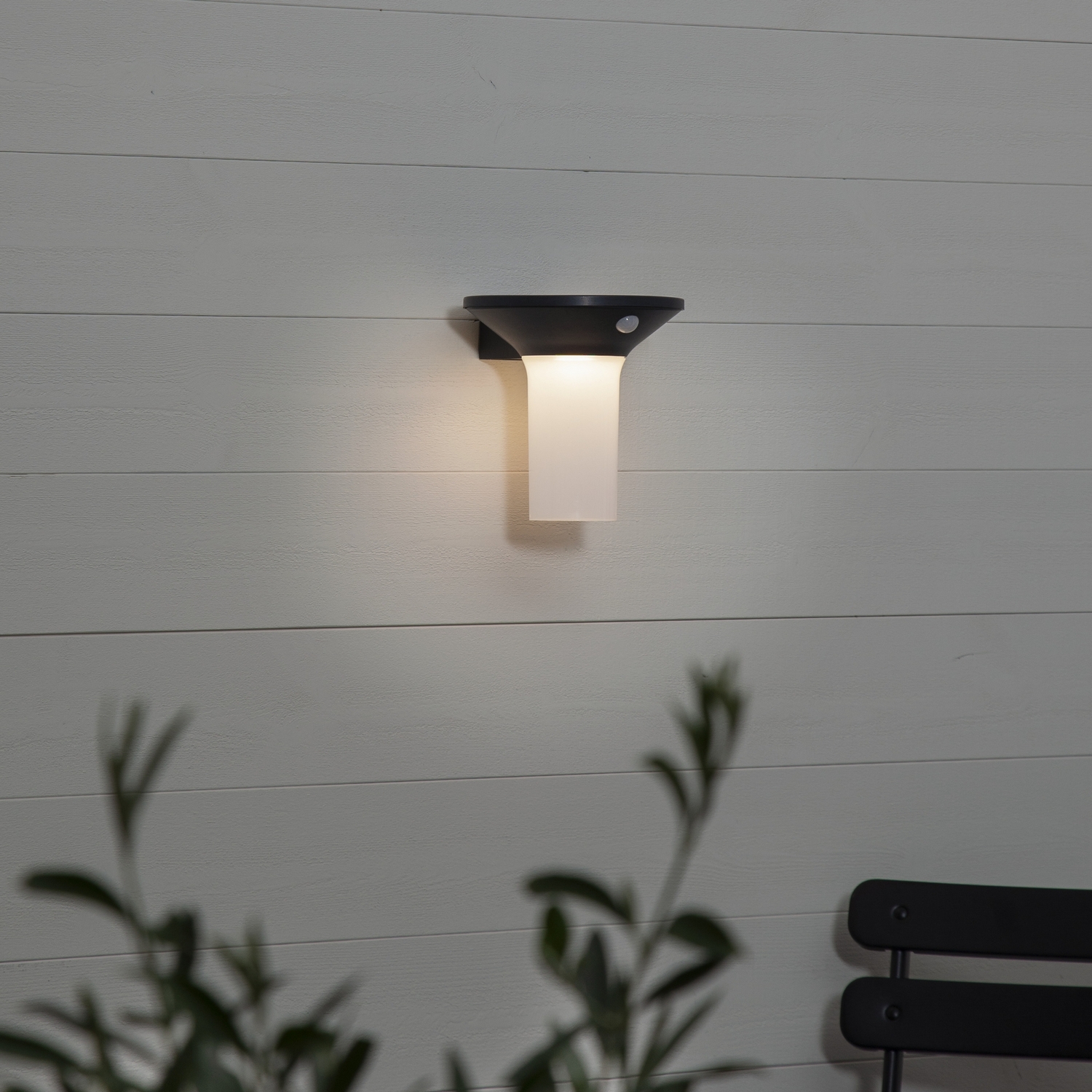 Solcells-vägglykta Star Trading Valta 400/15Lm Sensor MotionTwilight