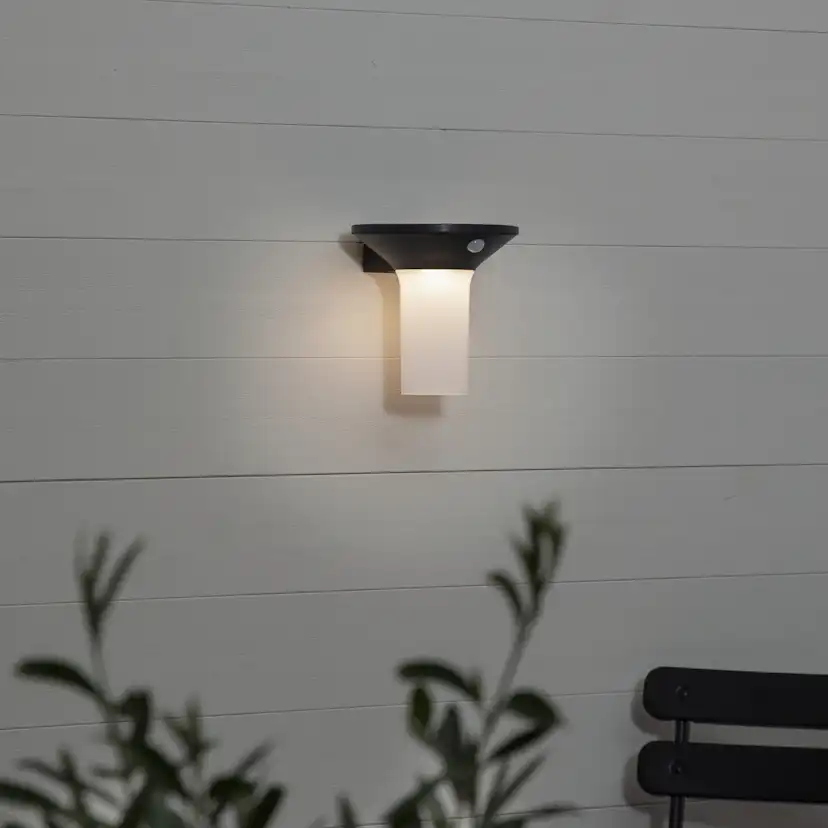 Solcells-vägglykta Star Trading Valta 400/15Lm Sensor MotionTwilight