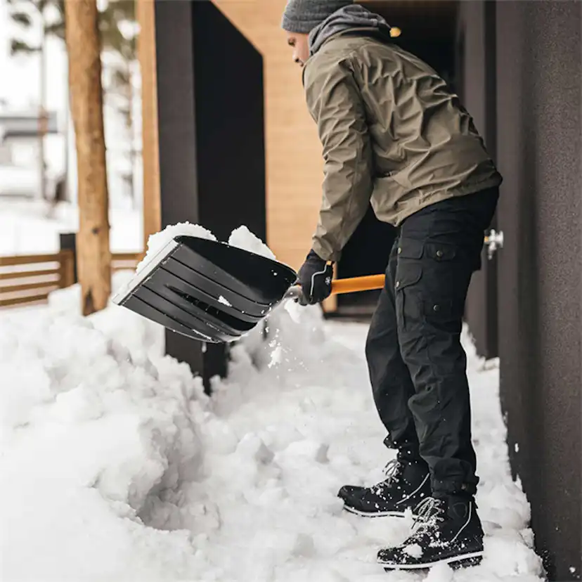 Snöskyffel Fiskars X-Series