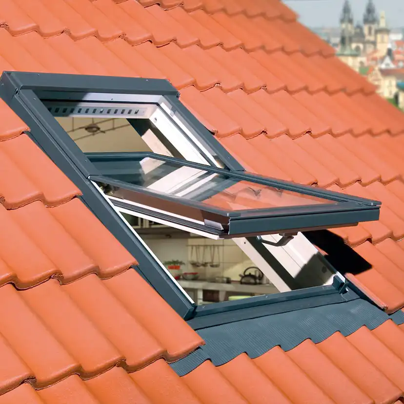 Takfönster Fakro Premium Pivåhängt 3-Glas Aluminium