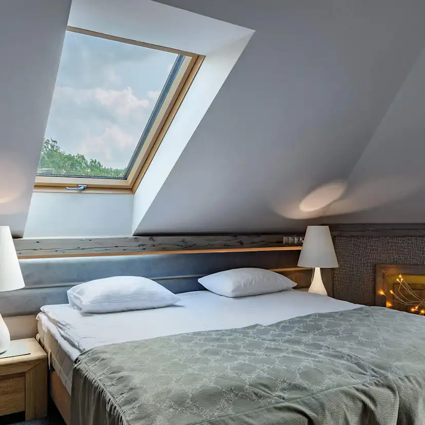 Takfönster Fakro Premium Pivåhängt 3-Glas Aluminium