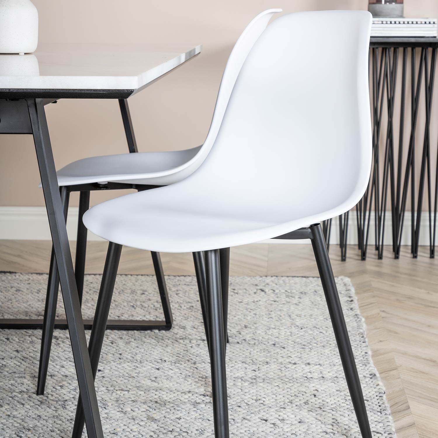 Matgrupp Venture Home Estelle 140 med 4 Pop Stolar