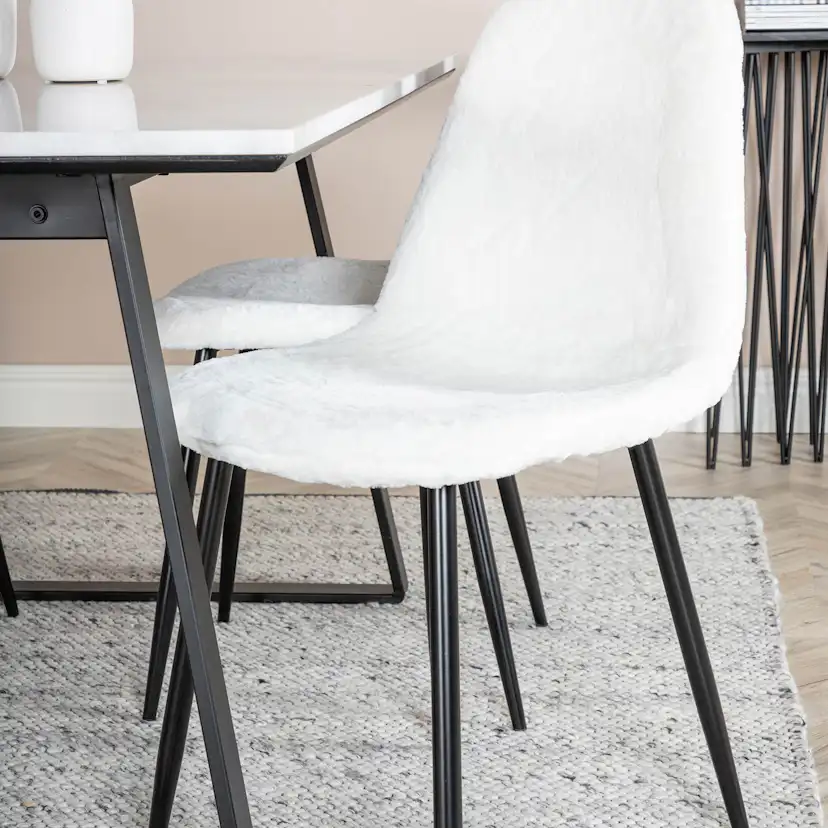 Matgrupp Venture Home Estelle 140 med 4 Pooya Stolar