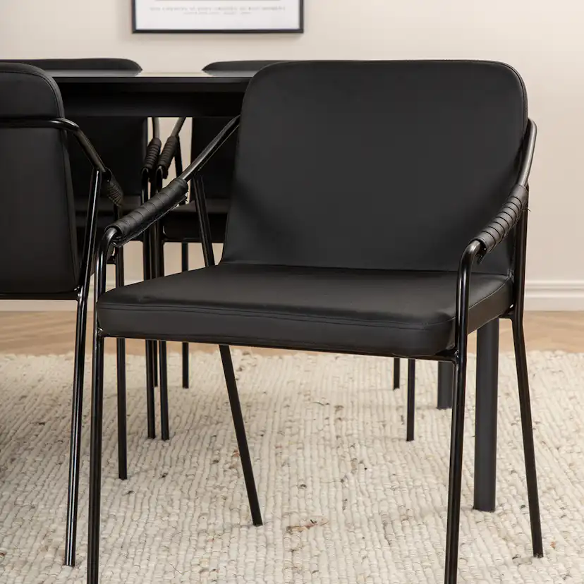 Matgrupp Venture Home Paris matbord och Tjärö matstol