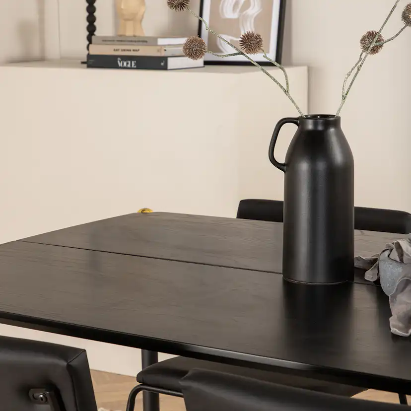 Matgrupp Venture Home Paris matbord och Kungshamn matstol