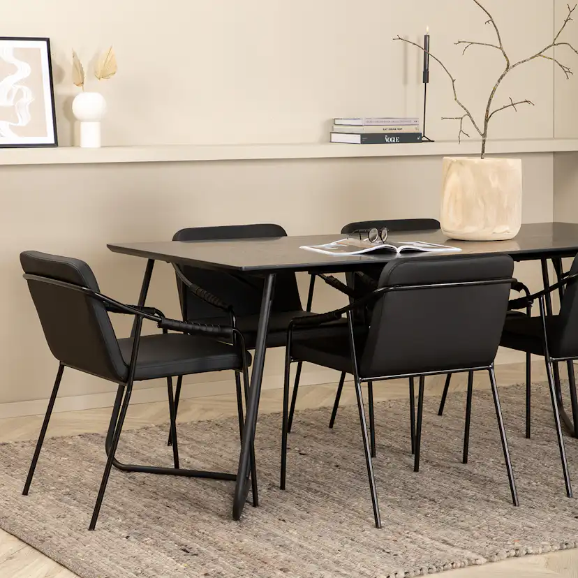 Matgrupp Venture Home Annika matbord och Tjärö matstol Svart