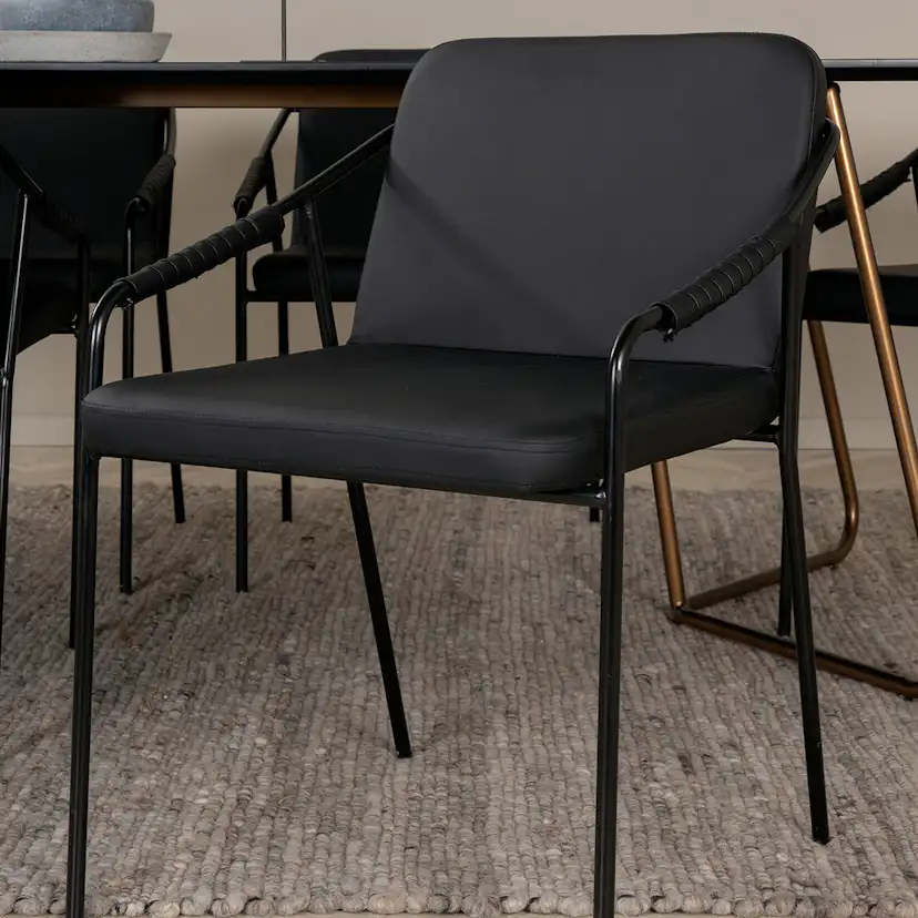 Matgrupp Venture Home Annika matbord och Tjärö matstol