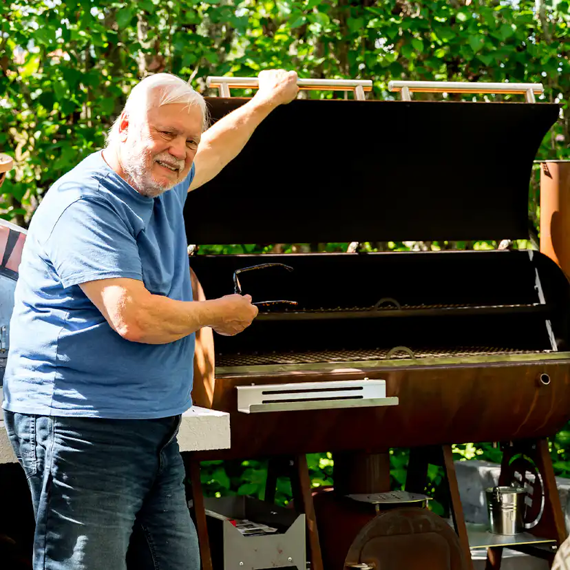 Rökgrill GrillSymbol Smoky Beast XL i Cortenstål med Dubbla Skorstenar & Inbyggda Hyllor