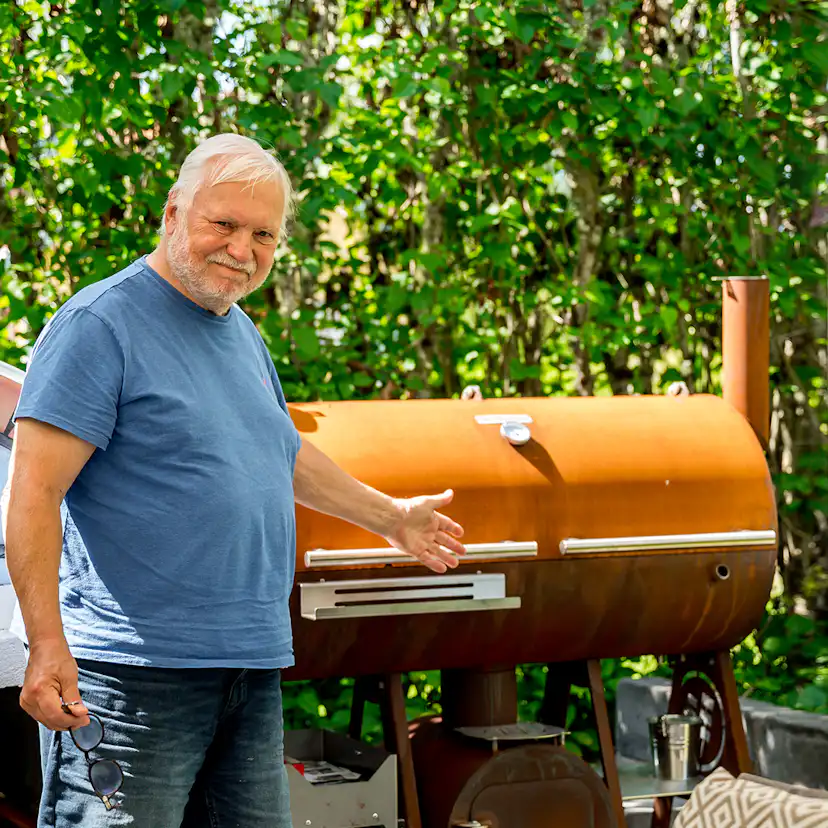 Rökgrill GrillSymbol Smoky Beast XL i Cortenstål med Dubbla Skorstenar & Inbyggda Hyllor