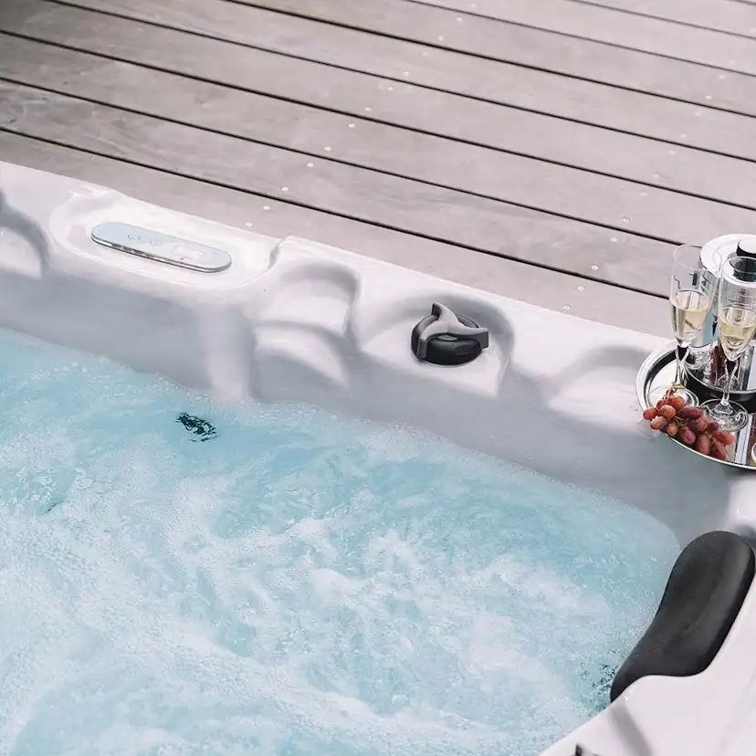 Utespa DenForm 52 White Sterling 28 Jets Spabad för 5 Personer