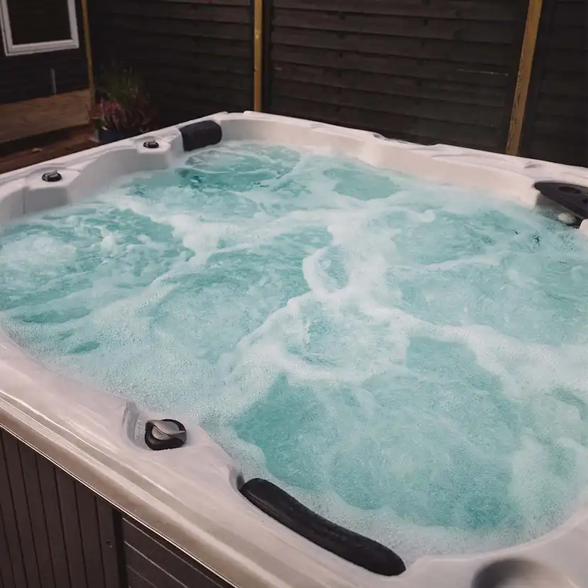 Utespa DenForm 52 White Sterling 28 Jets Spabad för 5 Personer