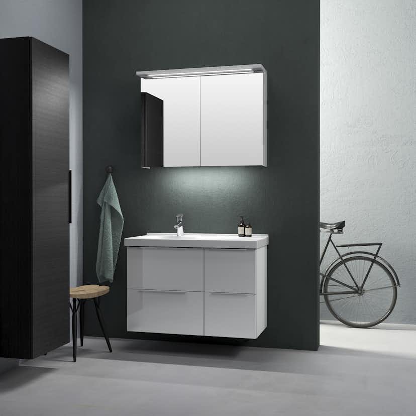 Badrumsskåp med belysning och eluttag Badrumsskåp med belysning och eluttag