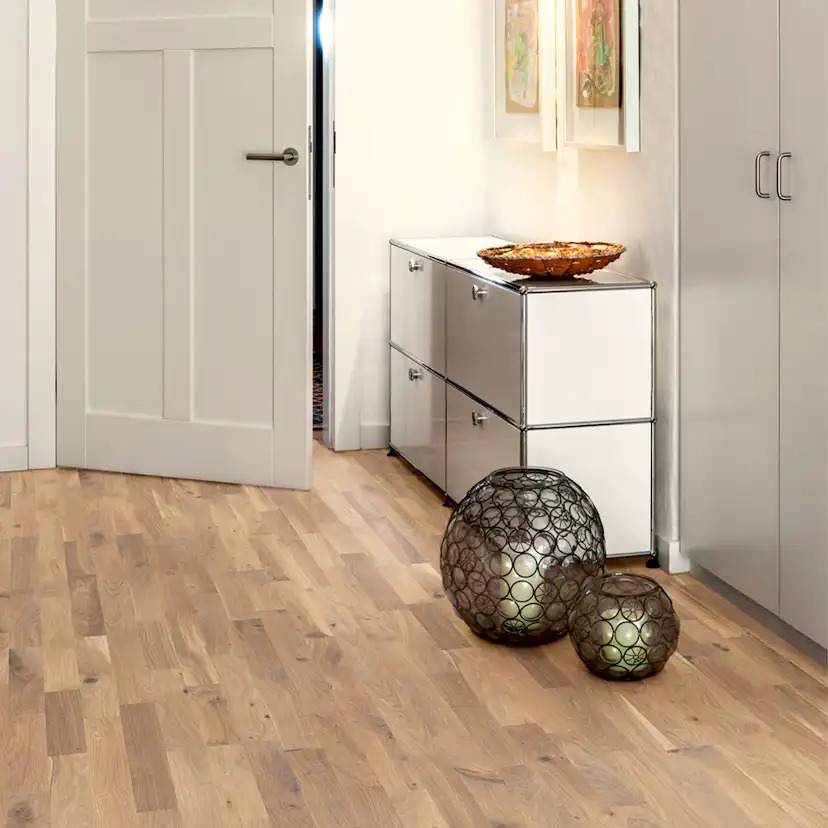 Parkettgolv Berg & Berg Ek L Vild Borstad Vit Mattlack 3-Stav