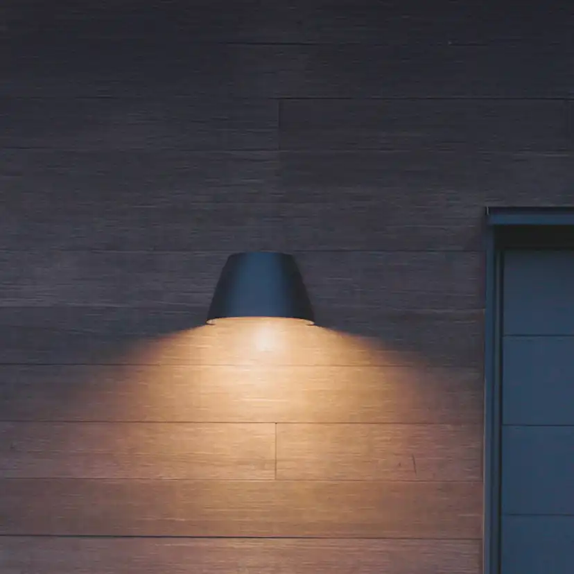 Väggarmatur Plejd OUT-02-U med Inbyggt Eluttag